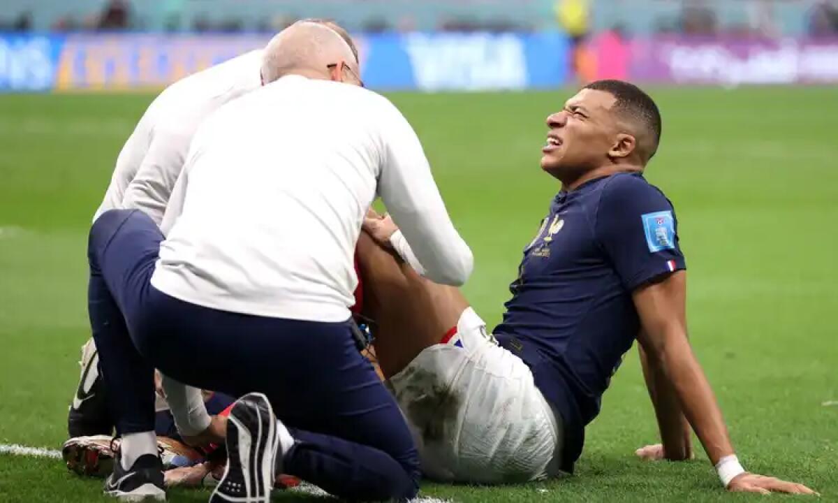 Amrabat fa un grandissimo recupero su Mbappè, intervento ruba palla e il francese non si riprende - 