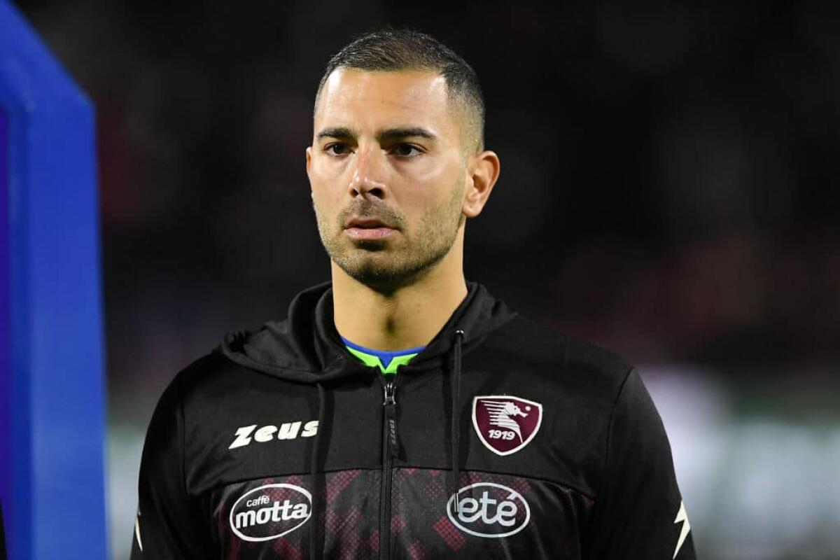 Sepe ricorda: "La tifoseria della Salernitana è stata incredibile quando abbiamo battuto la Fiorentina" - SALERNO, ITALY - APRIL 02: Luigi Sepe of US Salernitana during the Serie A match between US Salernitana and Torino FC at Stadio Arechi on April 02, 2022 in Salerno, Italy. (Photo by Francesco Pecoraro/Getty Images)