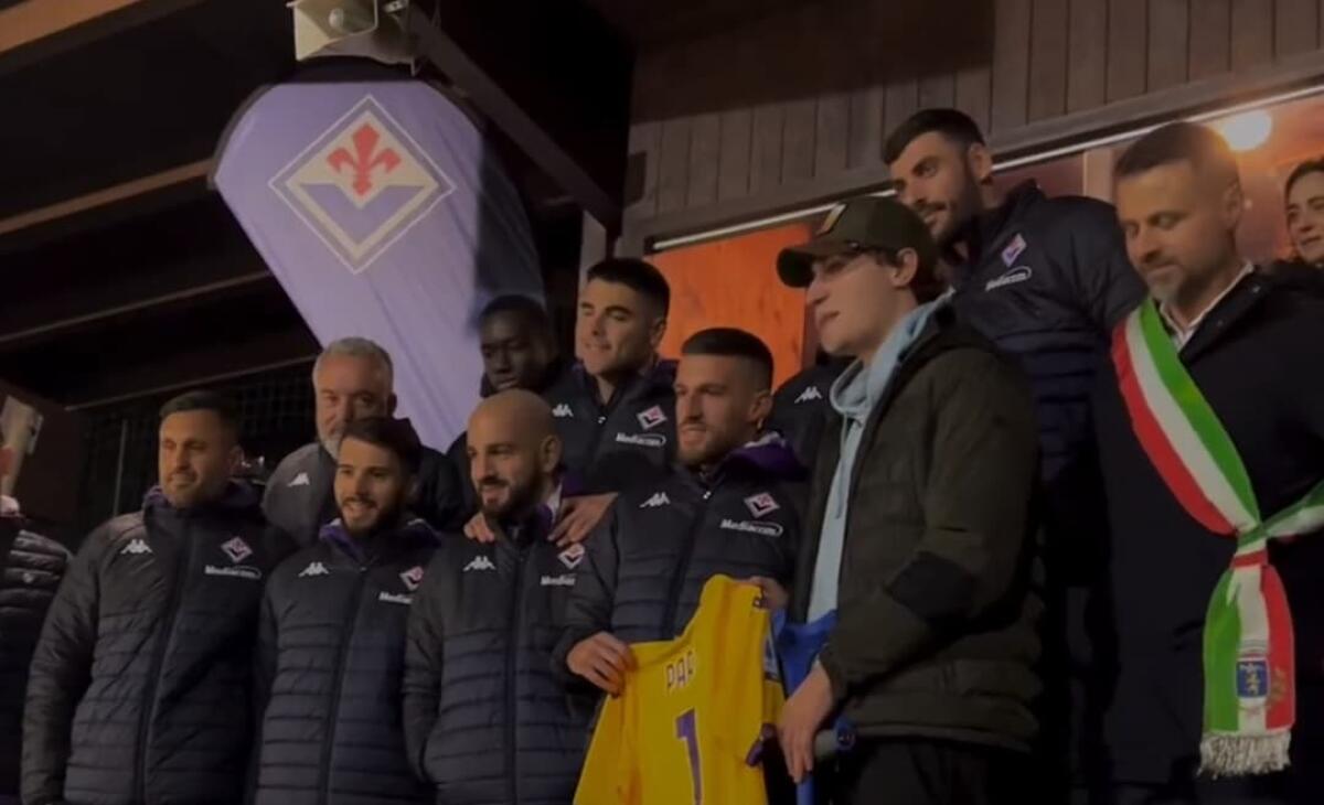 La Fiorentina incontra Andrea Papi per partita benefica. Il regalo della maglia, c'è anche Italiano - 