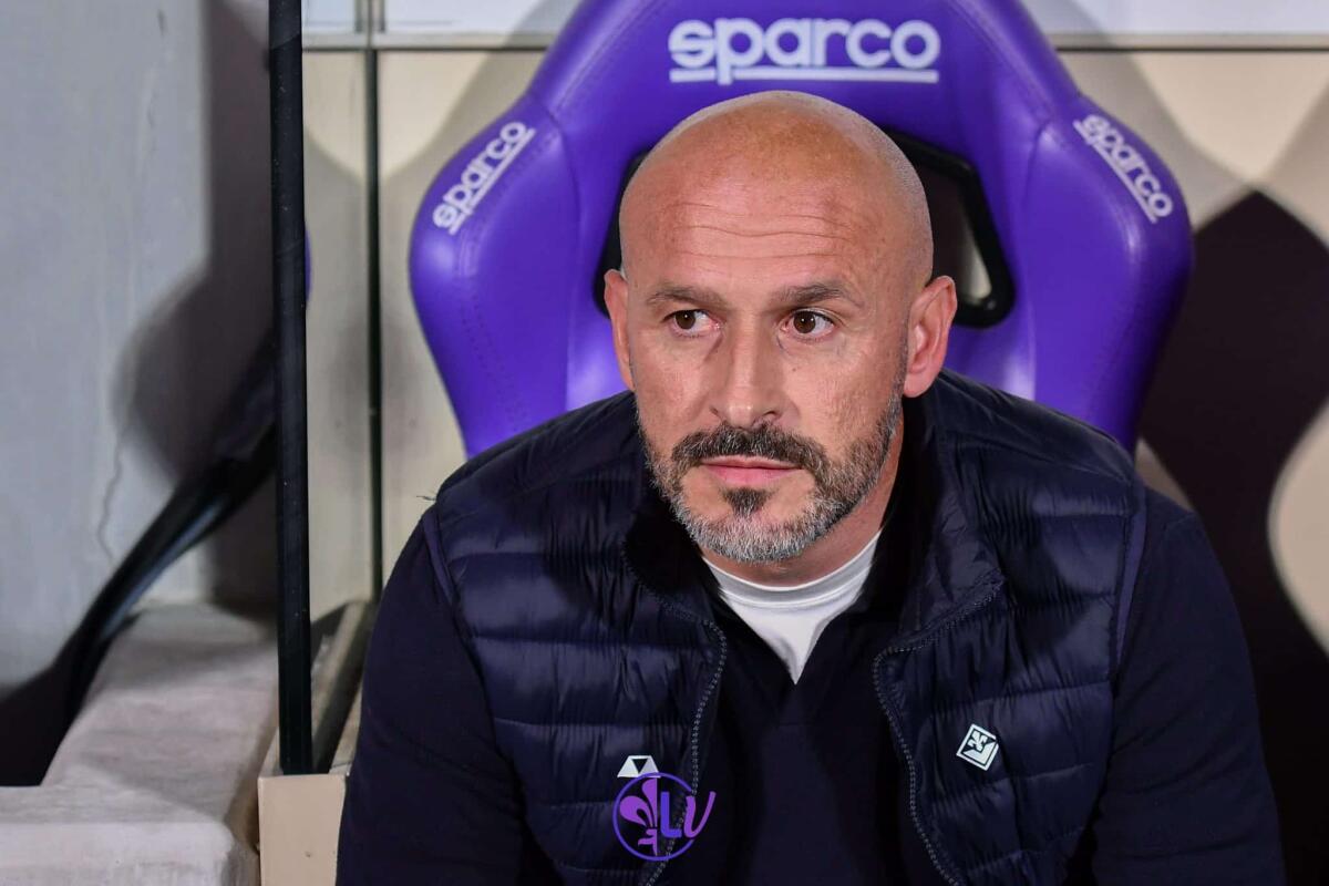 Nazione svela: "Italiano insoddisfatto della sua Fiorentina: al fischio finale bacchettato Jovic" - Vincenzo Italiano (allenatore ACF Fiorentina)