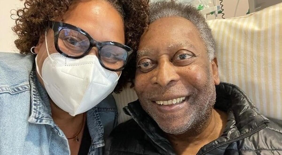Pelé ringrazia per l'affetto e rassicura: "Sono forte, con molta speranza continuo le mie cure" - Foto: Instagram figlia di Pelé