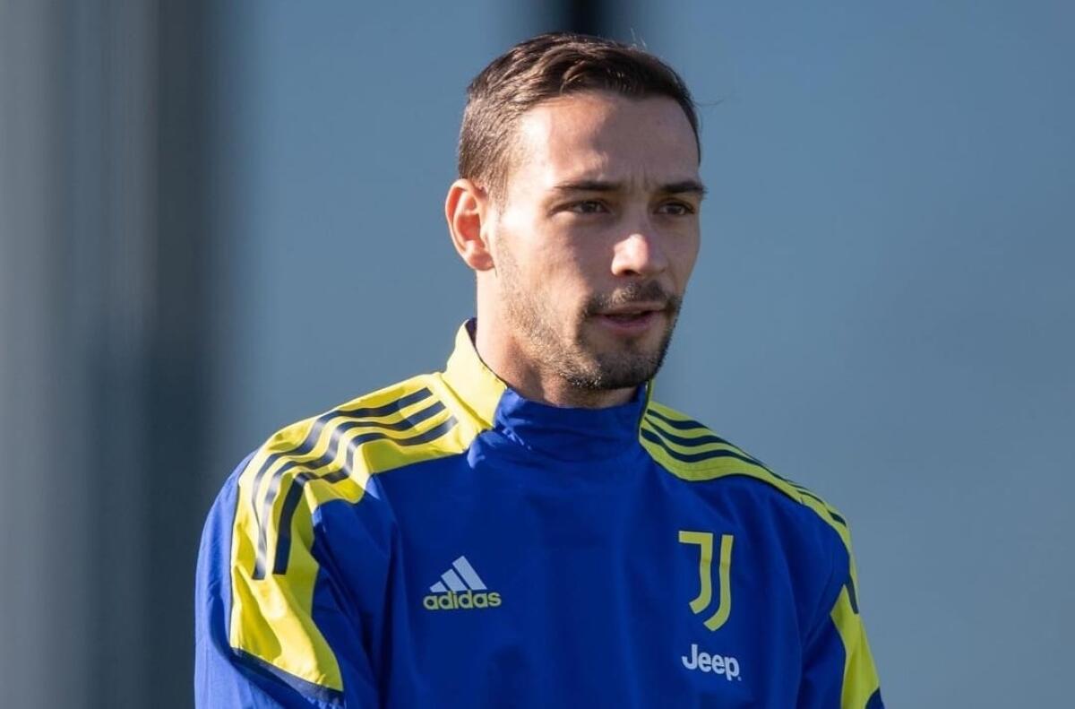 De Sciglio consegna ai Pm whatsapp sugli stipendi della Juventus, tifosi lo offendono: "Infame, sbirro" - 