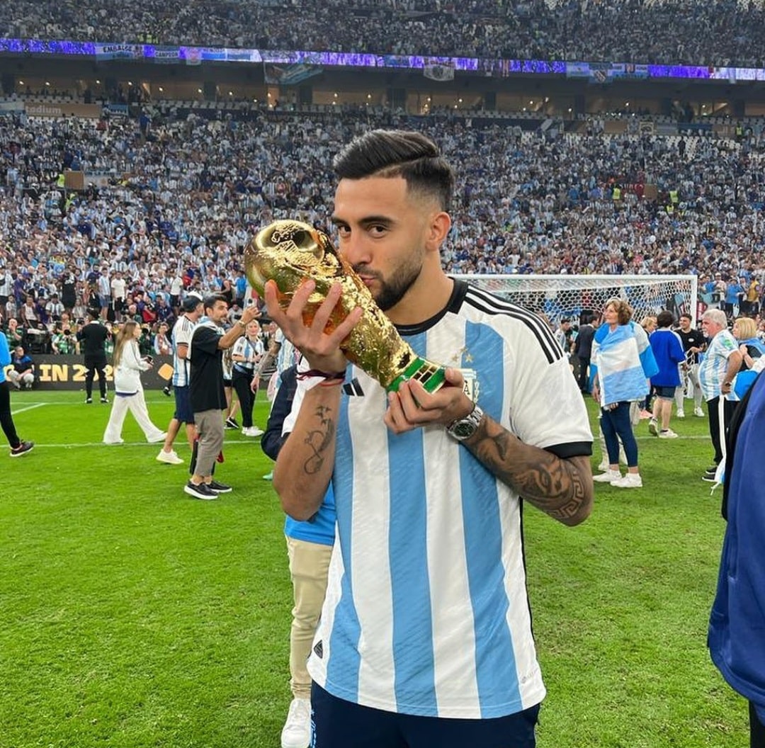 Anche Nico Gonzalez posa con la Coppa del Mondo della sua Argentina al fianco di Messi e compagni