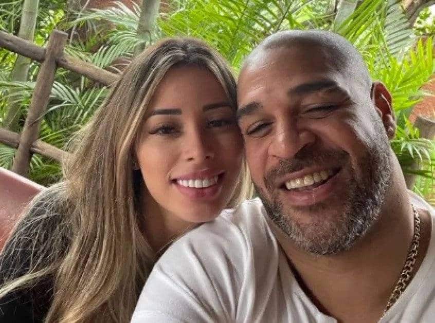Adriano va a vedere la partita del Brasile a casa da amici, torna dalla moglie 2 giorni dopo. Lo lascia