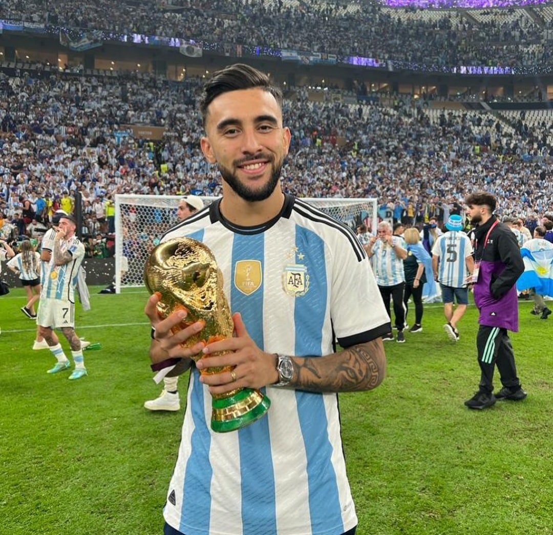 Anche Nico Gonzalez posa con la Coppa del Mondo della sua Argentina al fianco di Messi e compagni