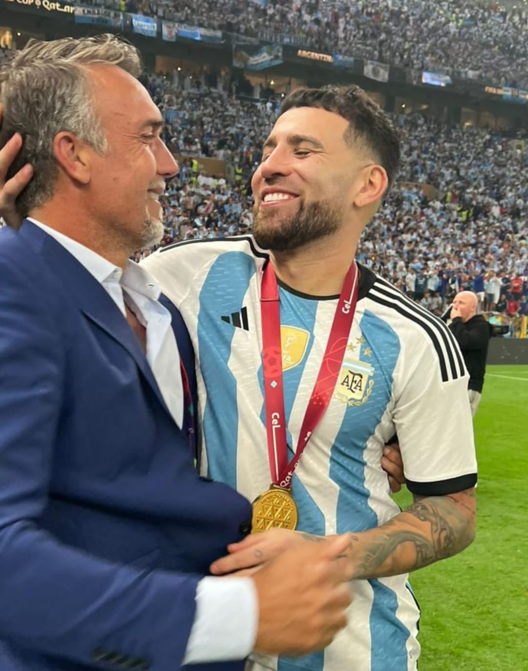 Di Maria e Otamendi abbracciano e ringraziano Batistuta dopo aver vinto il mondiale con l'Argentina