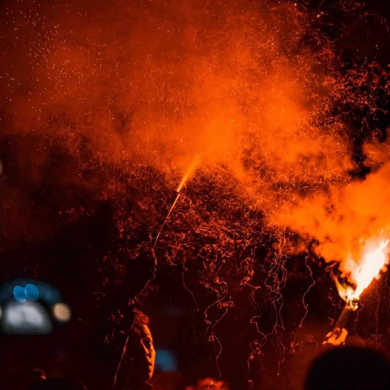 Le immagini più belle della grande festa gioiosa dei marocchini in Piazza del Duomo a Firenze