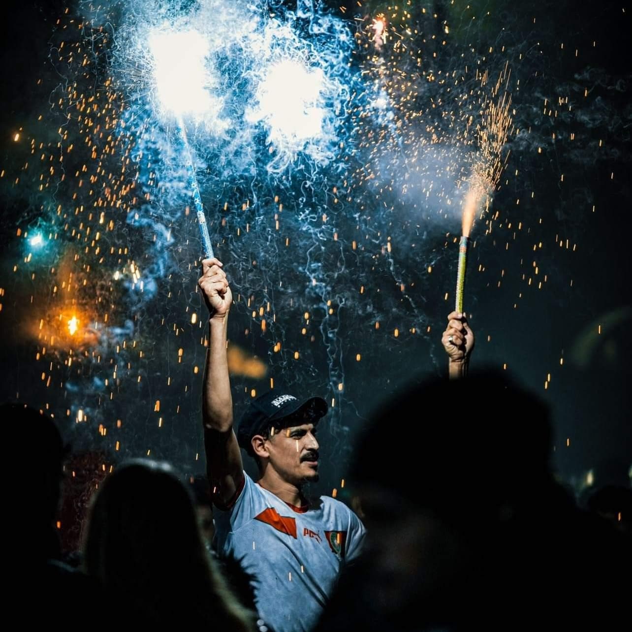 Le immagini più belle della grande festa gioiosa dei marocchini in Piazza del Duomo a Firenze