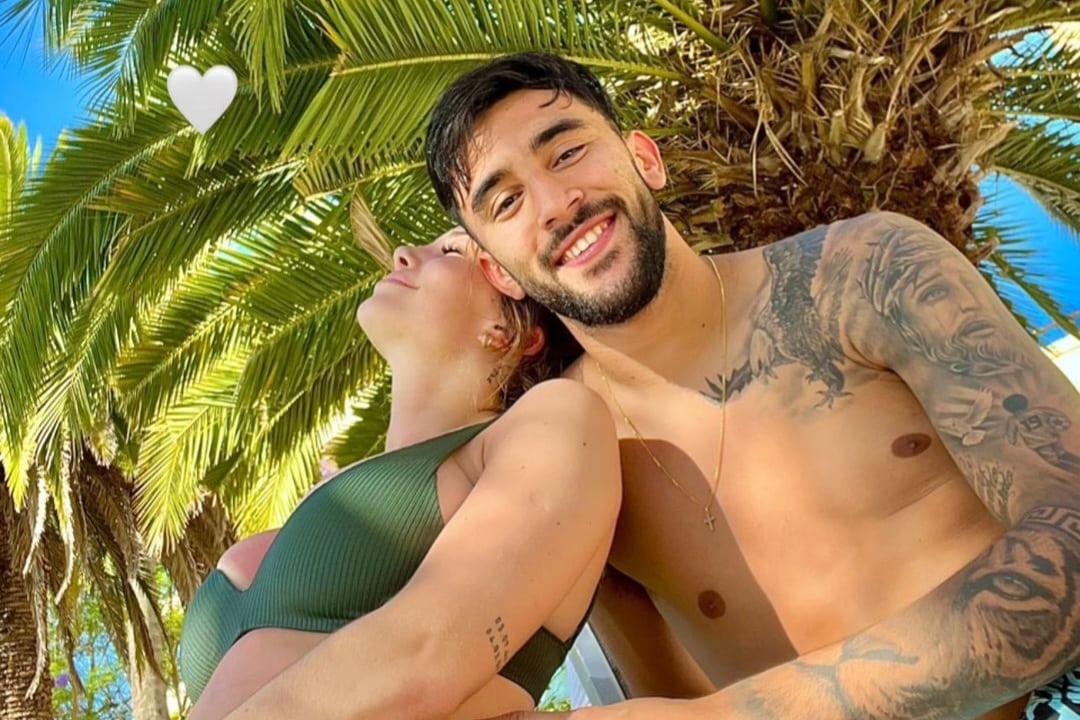 Nico Gonzalez si gode le vacanze con la sua fidanzata in Argentina, sole e mare per l'esterno viola