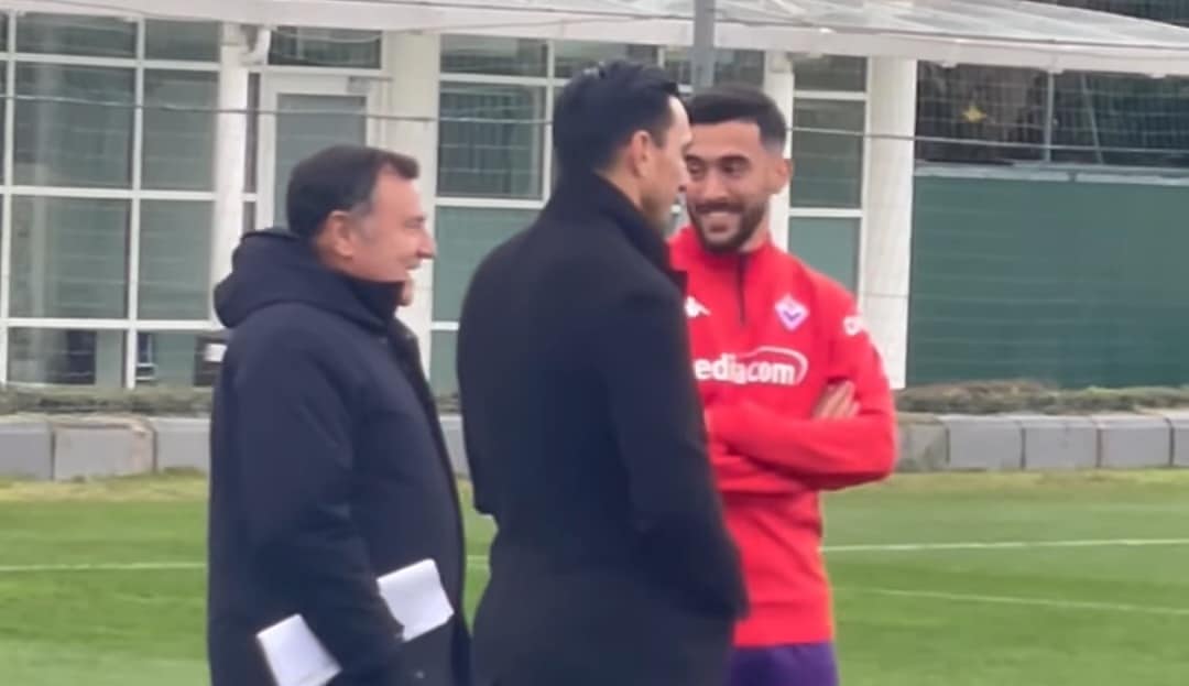 Nico Gonzalez al centro sportivo guarda allenamento con Burdisso e Barone. Presenti anche Jovic e Milenkovic