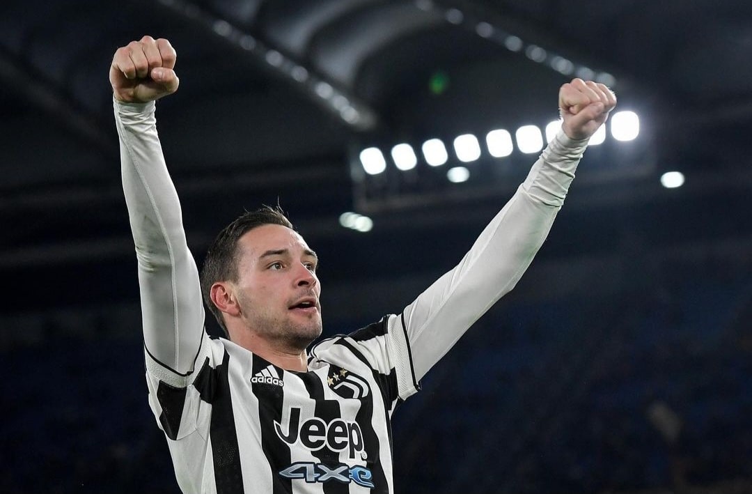 De Sciglio consegna ai Pm whatsapp sugli stipendi della Juventus, tifosi lo offendono: "Infame, sbirro"