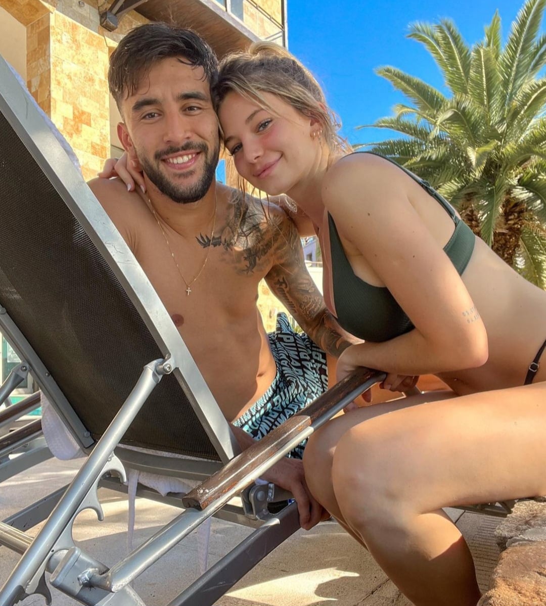 Nico Gonzalez si gode le vacanze con la sua fidanzata in Argentina, sole e mare per l'esterno viola
