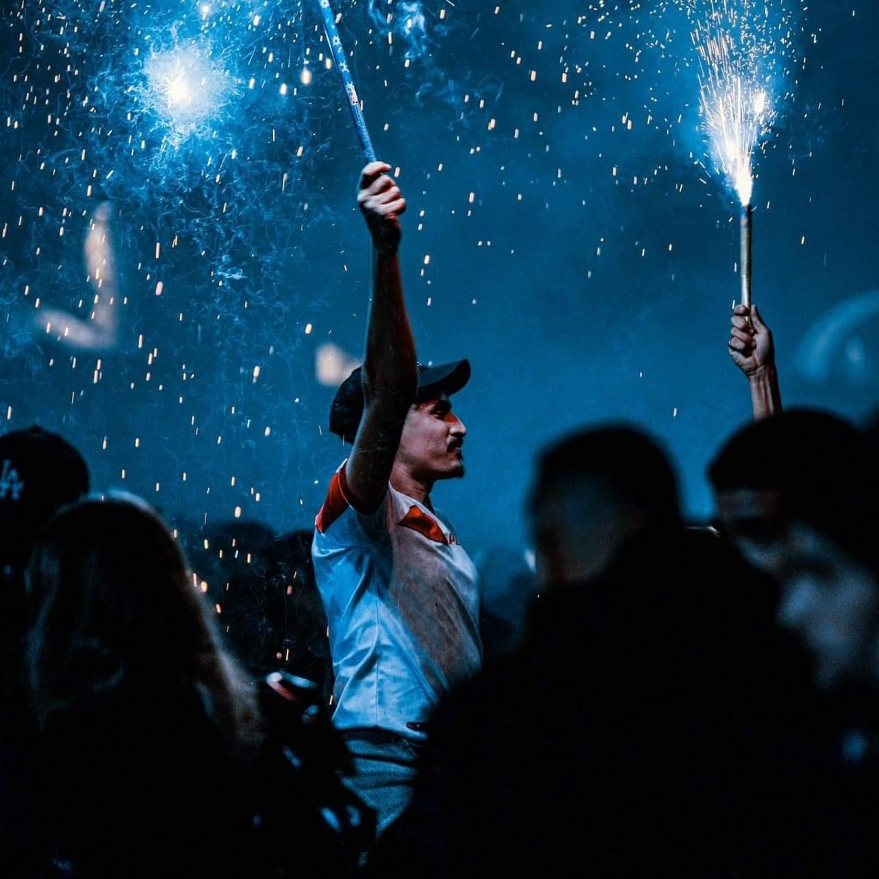 Le immagini più belle della grande festa gioiosa dei marocchini in Piazza del Duomo a Firenze