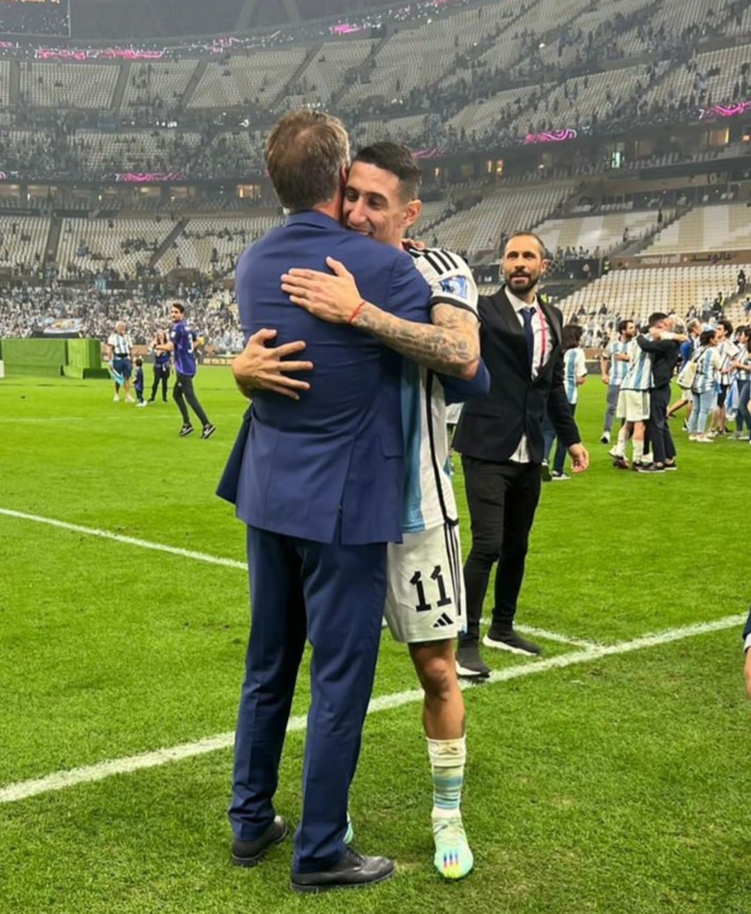 Di Maria e Otamendi abbracciano e ringraziano Batistuta dopo aver vinto il mondiale con l'Argentina