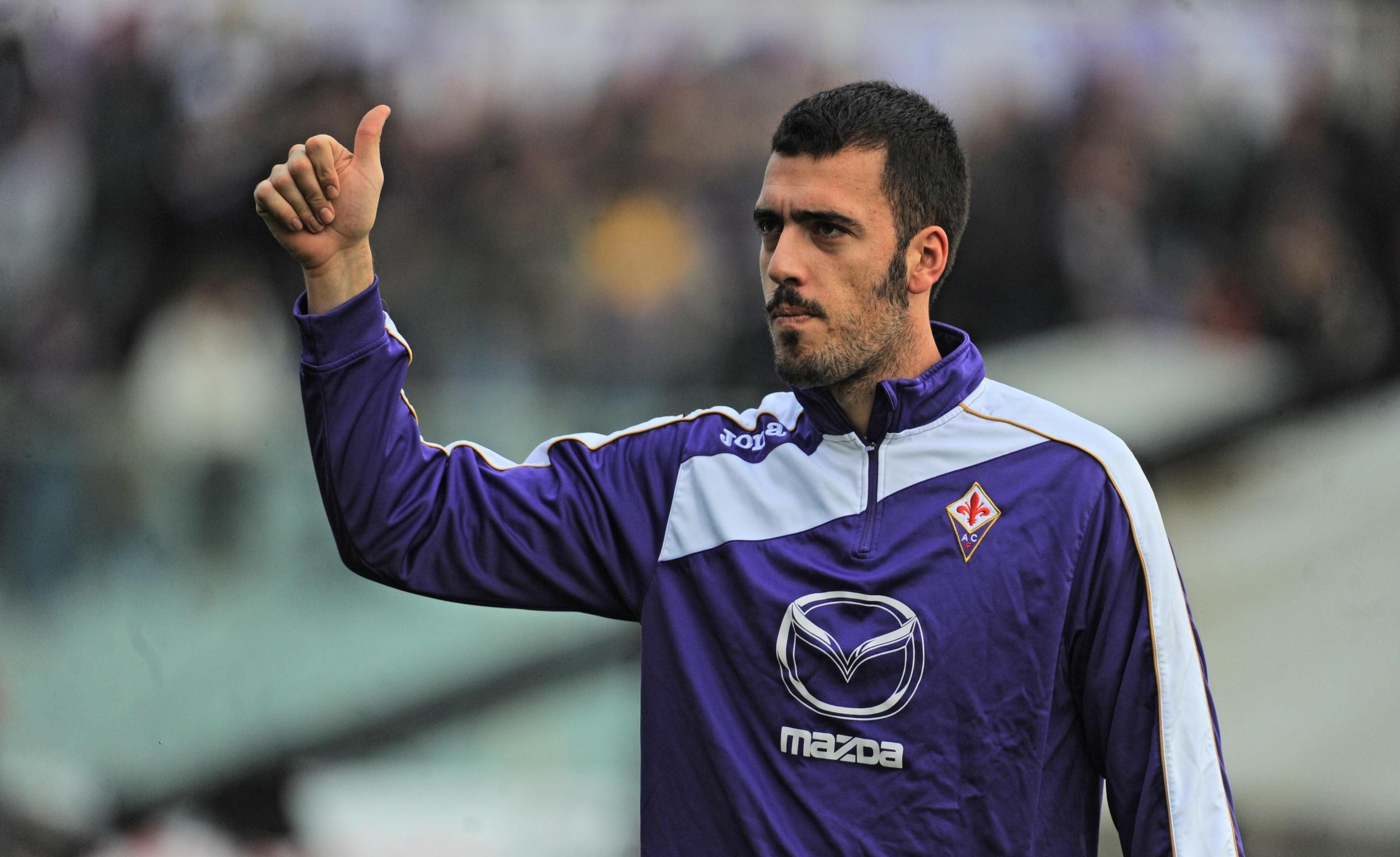 Italian goalkepeer of Fiorentina, Emiliano Viviano, waves his supporters prior the goal during the Italian Serie A soccer match ACF Fiorentina vs AC Siena at Artemio Franchi stadium in Florence, Italy, 16 december 2012.ANSA/MAURIZIO DEGL'INNOCENTI