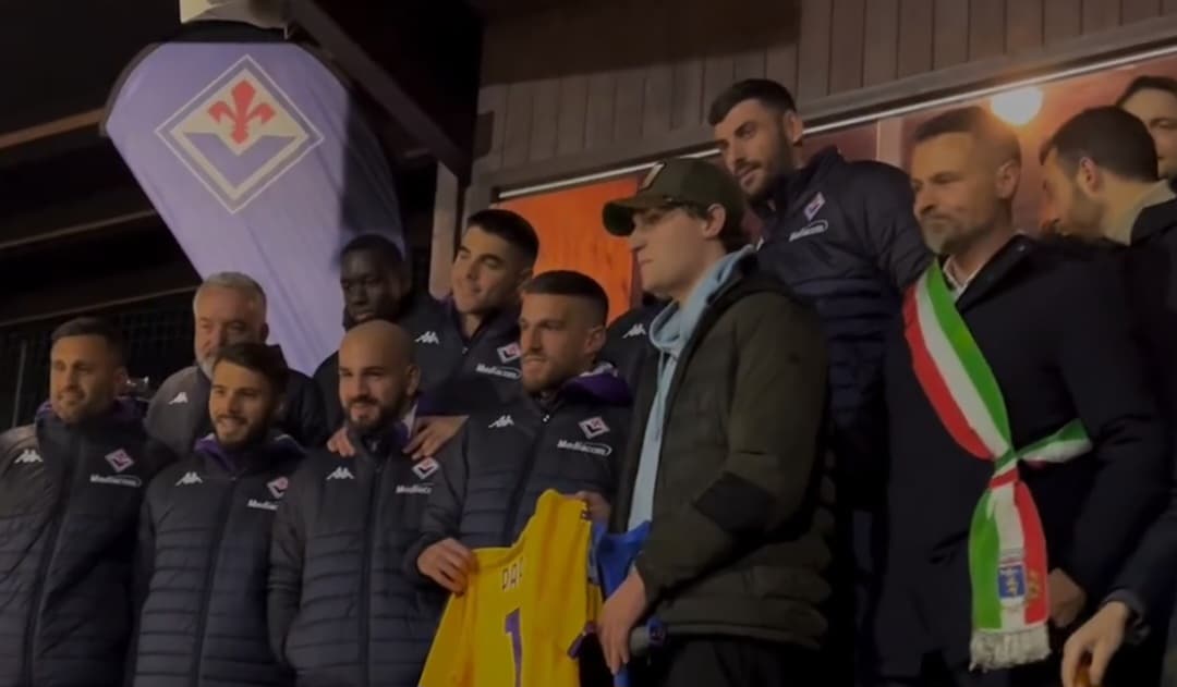 La Fiorentina incontra Andrea Papi per partita benefica. Il regalo della maglia, c'è anche Italiano