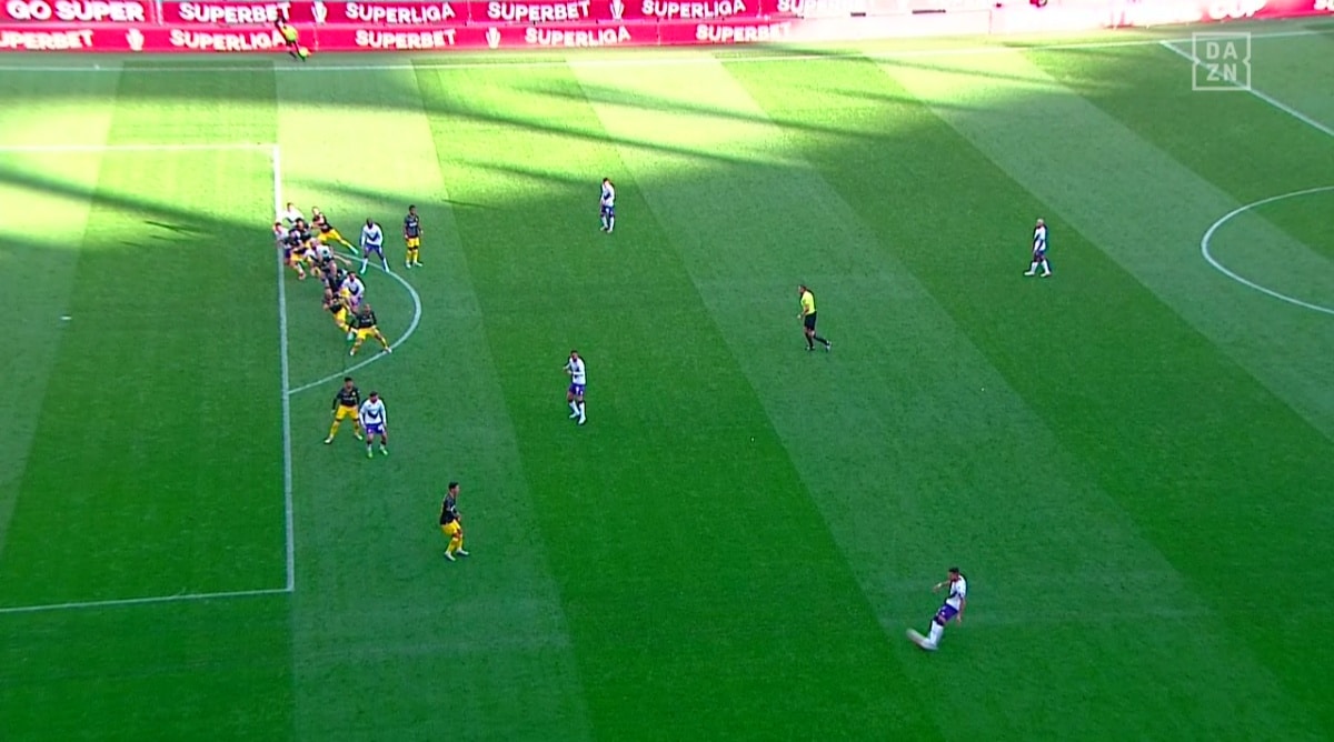 Annullato gol regolare a Cabral, arbitro si inventa un fuorigioco che non c'è. Le immagini