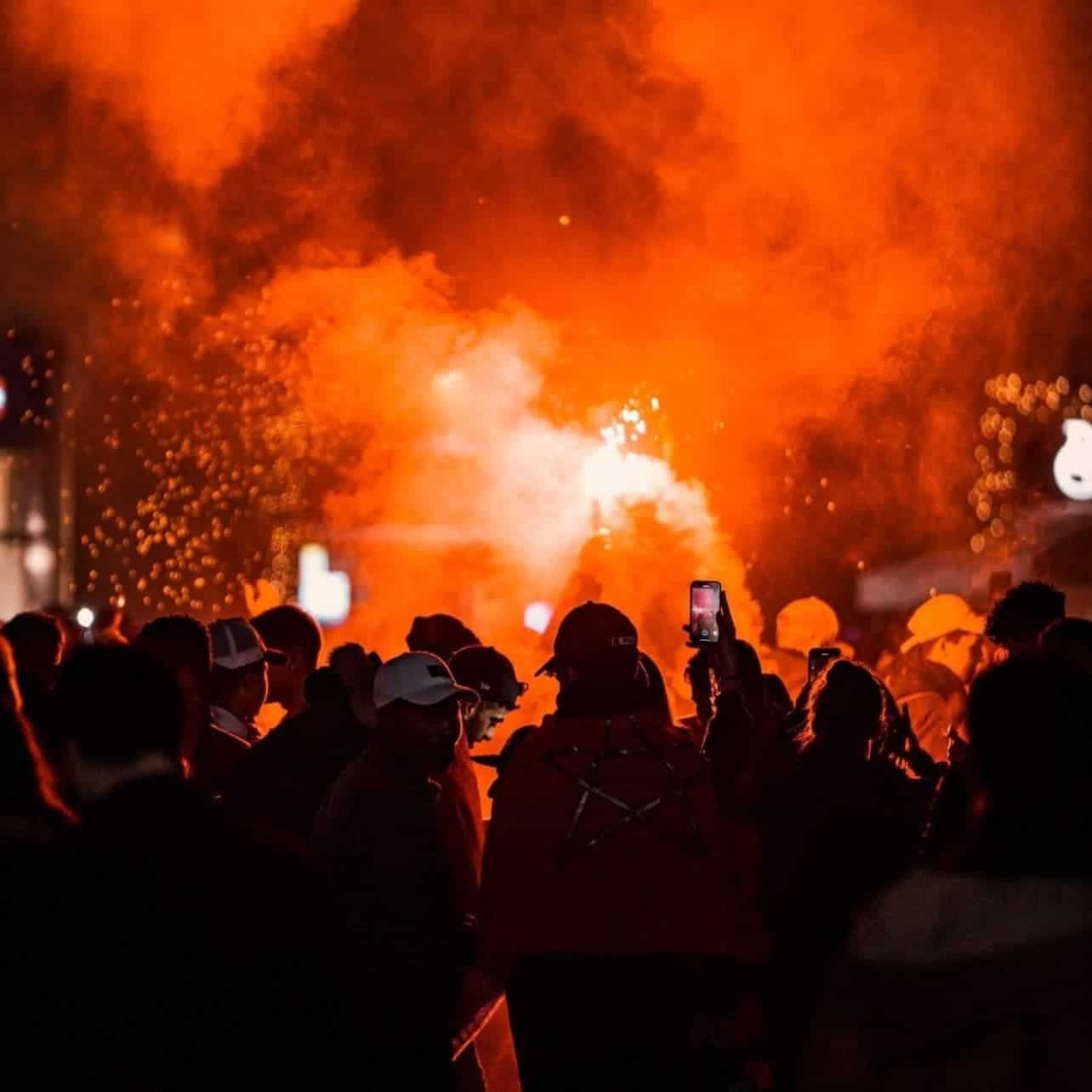 Le immagini più belle della grande festa gioiosa dei marocchini in Piazza del Duomo a Firenze