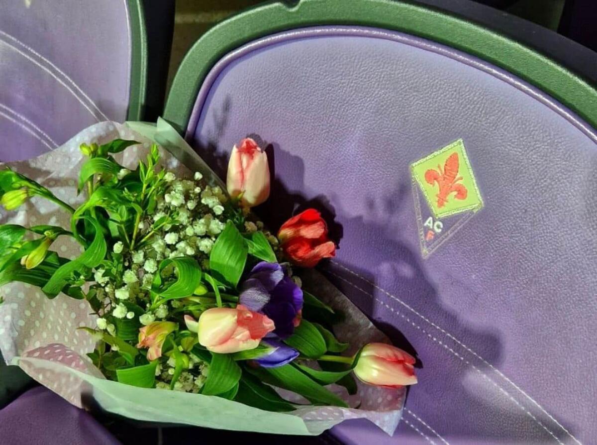 Un tragico incidente fa morire il papà, il figlio lascia un mazzo di fiori sul suo posto al Franchi - 