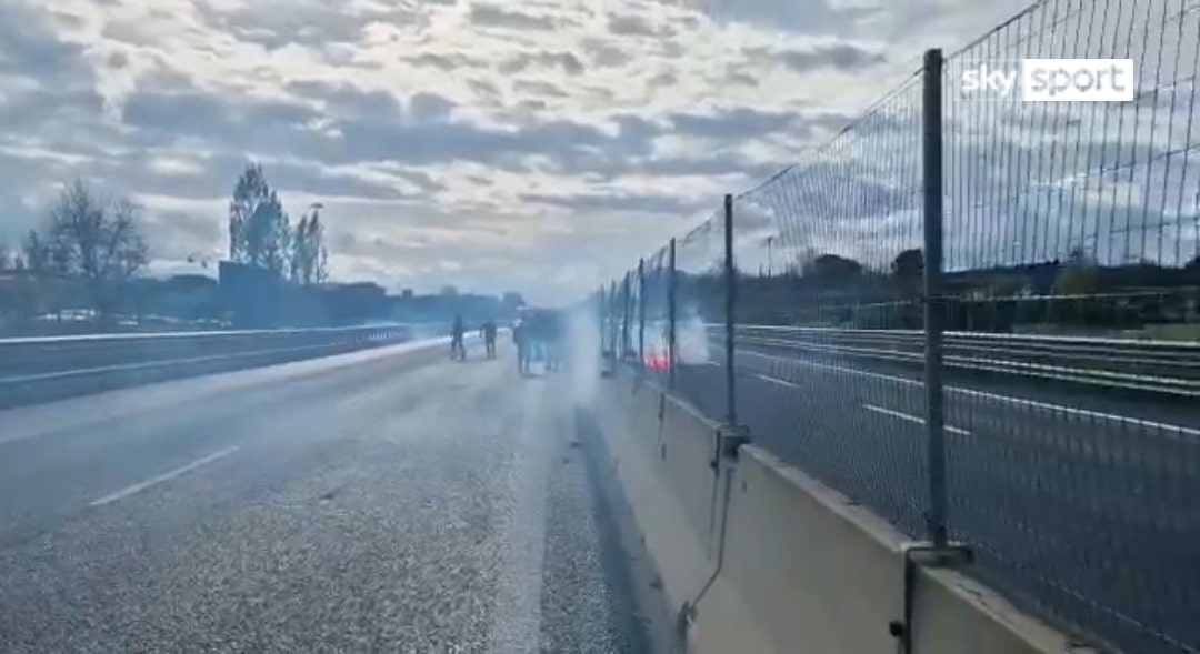 Scontri tra tifosi del Napoli e quelli della Roma nell'autogrill dove è morto Sandri. Autostrada bloccata