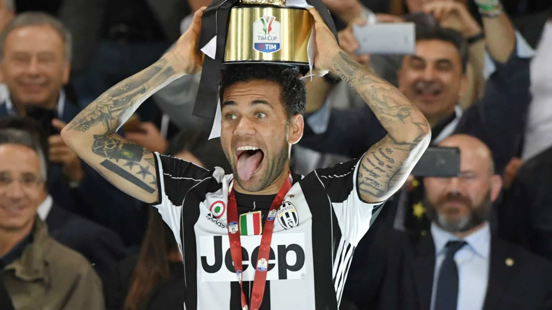 Arrestato Dani Alves, l'accusa è quella di molestie sessuali dopo la denuncia di una ragazza