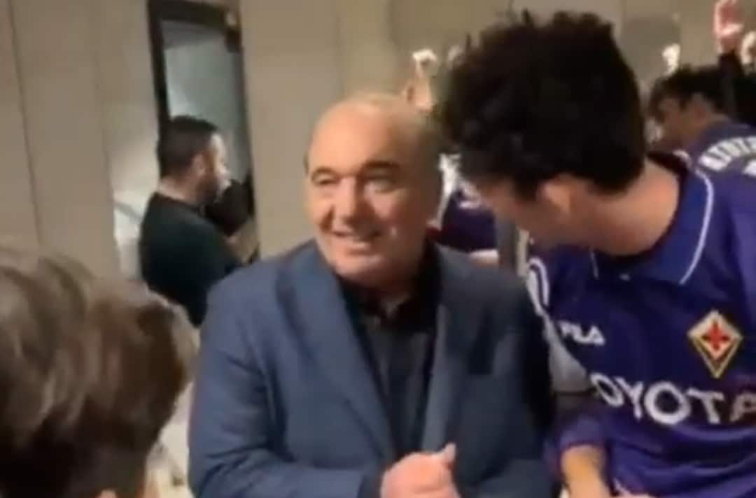 Tifosi viola trovano Commisso nel bagno dell'autogrill, cori e tanto affetto per il patron della Fiorentina