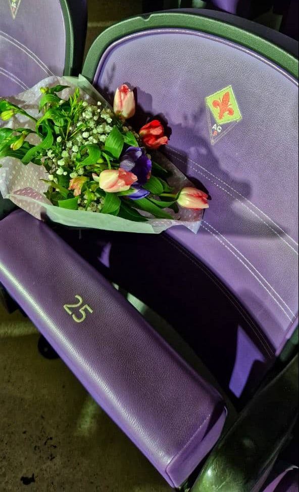 Un tragico incidente fa morire il papà, il figlio lascia un mazzo di fiori sul suo posto al Franchi