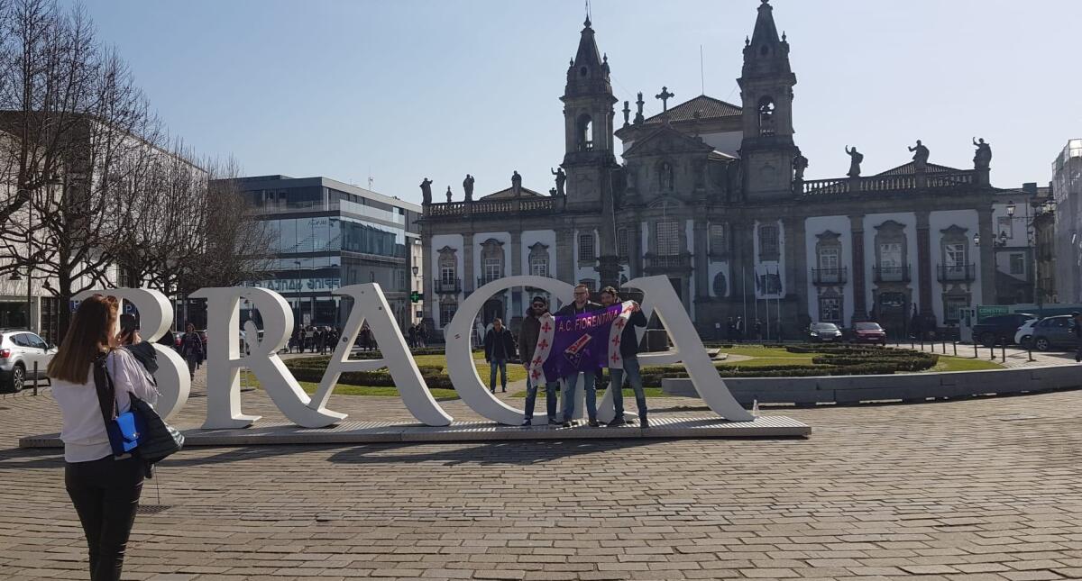 Braga è Viola, nel pieno centro della città portoghese ci sono solo tifosi della Fiorentina - 
