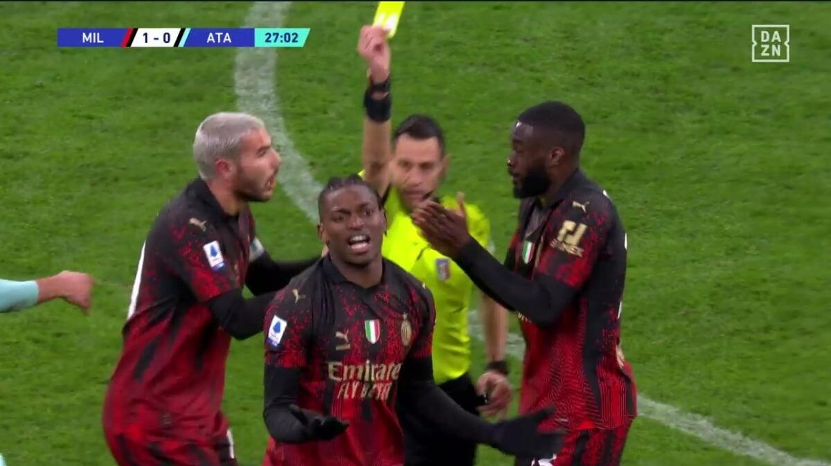 Leao salterà Fiorentina-Milan, il giocatore del Milan è stato ammonito per eccessive e plateali proteste - 