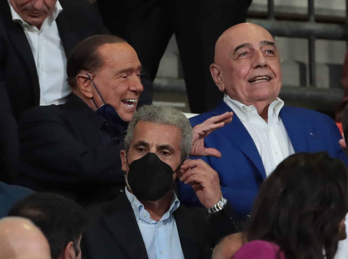 Monza, Berlusconi cerca un socio di minoranza. Ma il potere decisionale resterebbe nelle sue mani - MONZA, ITALY - AUGUST 13: Silvio Berluconi and CEO of AC Monza Adriano Galliani attend the Serie A match between AC Monza and Torino FC at Stadio Brianteo on August 13, 2022 in Monza, Italy. (Photo by Emilio Andreoli/Getty Images)