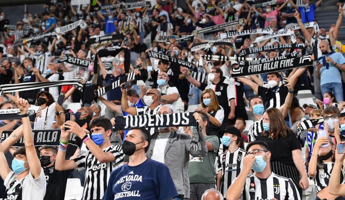 I tifosi della Juventus fanno pipì su un uomo e una donna dello Spezia durante la partita contro i bianconeri - 