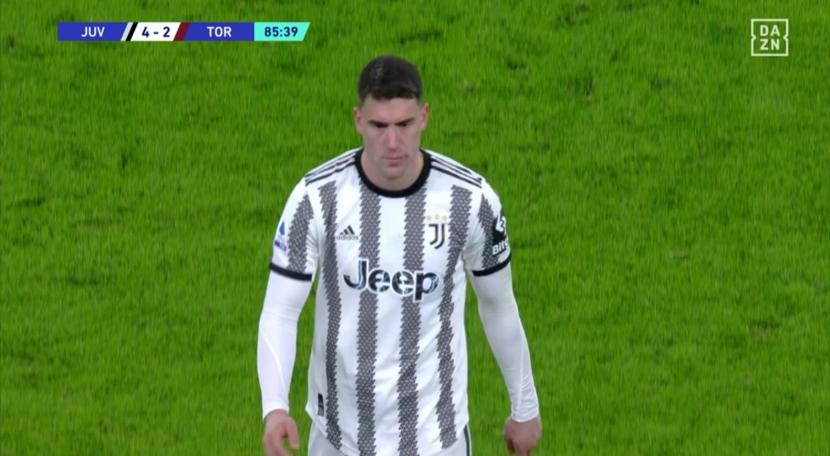 Nella faccia di Vlahovic il pentimento di essere andato alla Juventus. Non si diverte più nel giocare