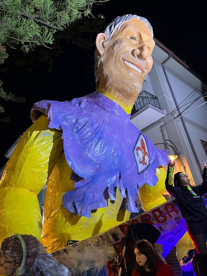 Ricordate Vessicchio? Offese Firenze e la Fiorentina, è diventato un carro di carnevale con maglia viola