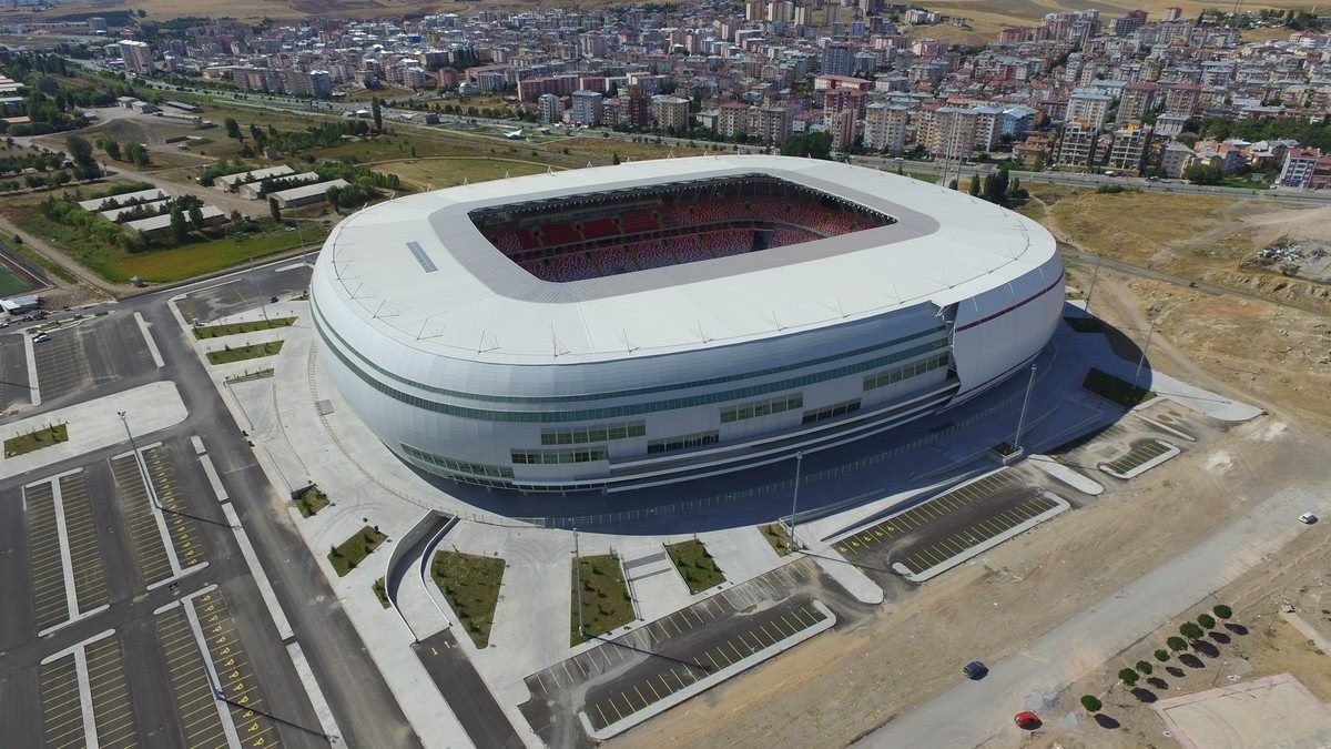 Lo stadio del Sivasspor è un vero gioiello. Costruito nel 2016, ha una capienza di 28 mila posti