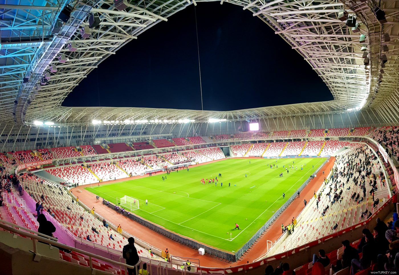 Lo stadio del Sivasspor è un vero gioiello. Costruito nel 2016, ha una capienza di 28 mila posti