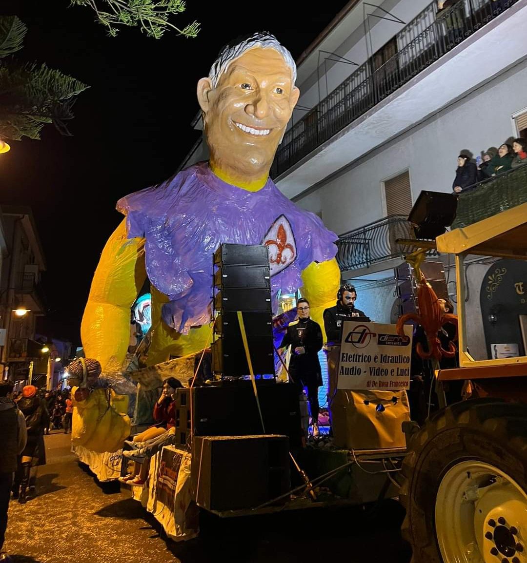 Ricordate Vessicchio? Offese Firenze e la Fiorentina, è diventato un carro di carnevale con maglia viola