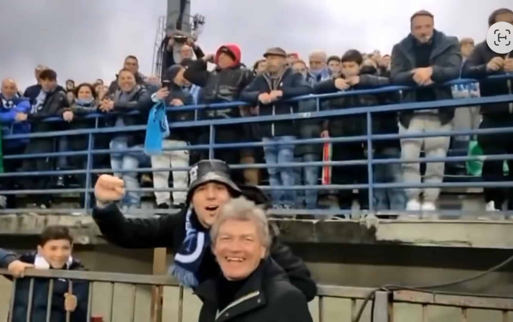 Antognoni fa impazzire i tifosi del Napoli ad Empoli. Cori, abbracci e una grande ovazione. Il video
