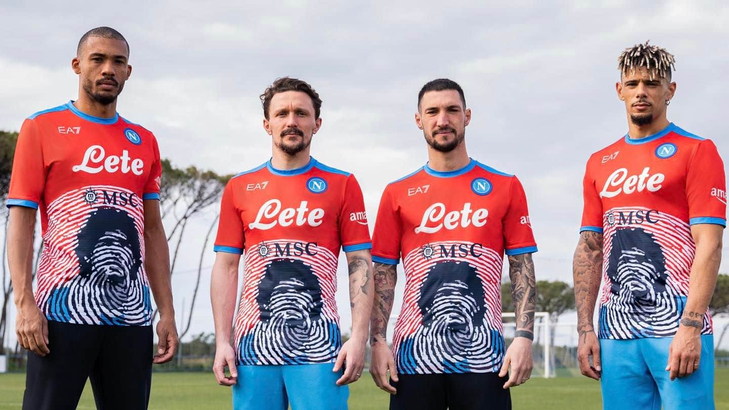 Napoli megalomane, hanno chiesto di scendere in campo con la faccia di ogni giocatore sulla maglia