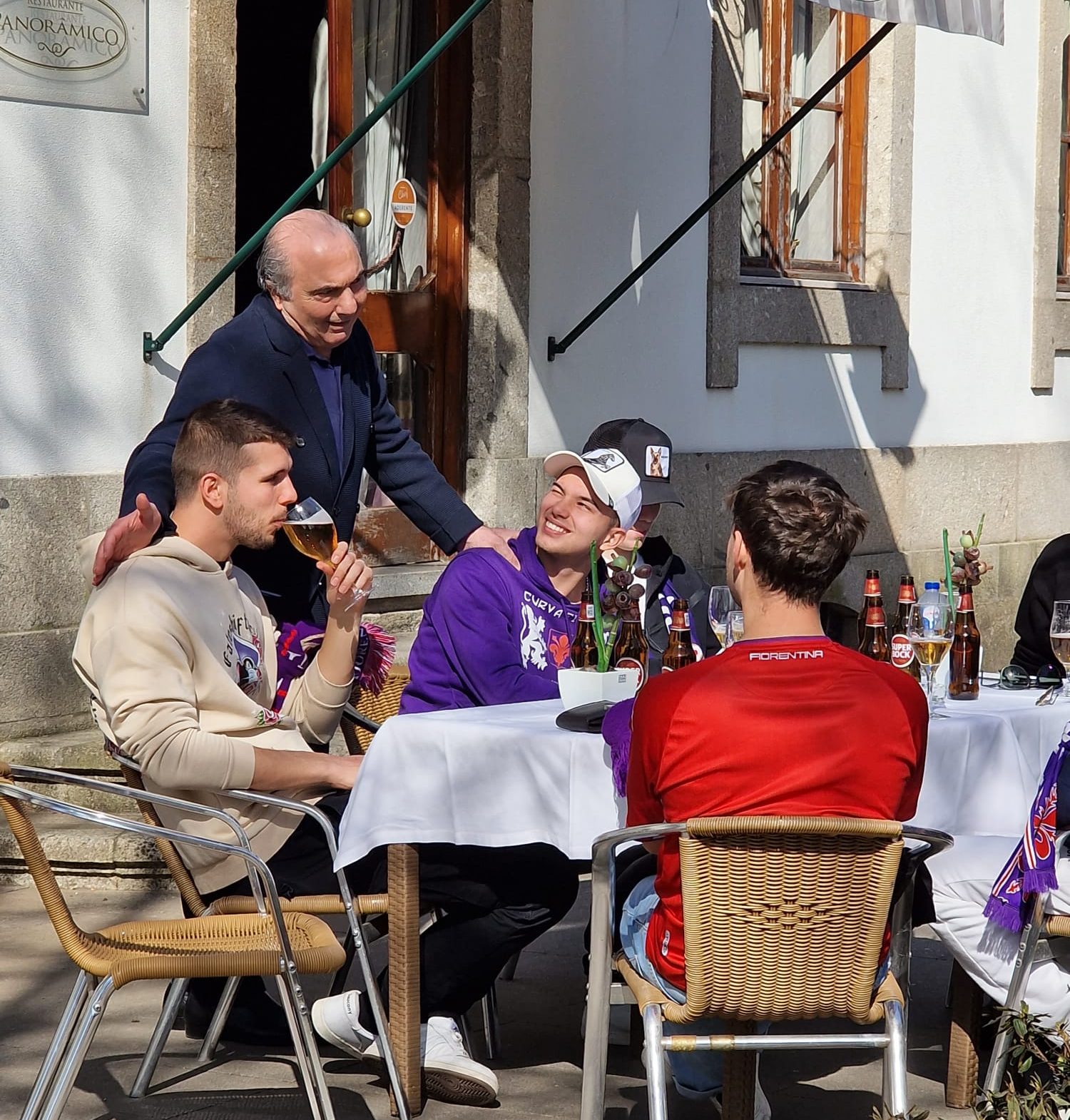 Commisso si siede ai tavolini con un gruppo di tifosi della Fiorentina a Braga. Le immagini dal Portogallo