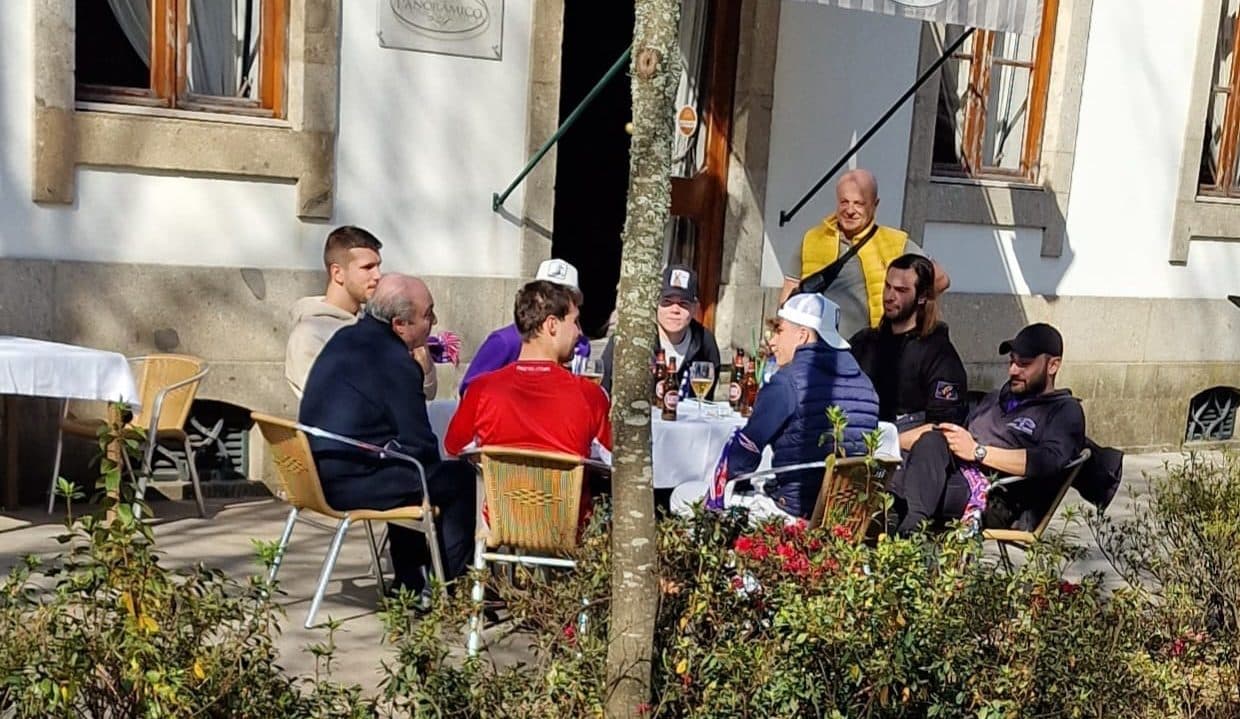 Commisso si siede ai tavolini con un gruppo di tifosi della Fiorentina a Braga. Le immagini dal Portogallo