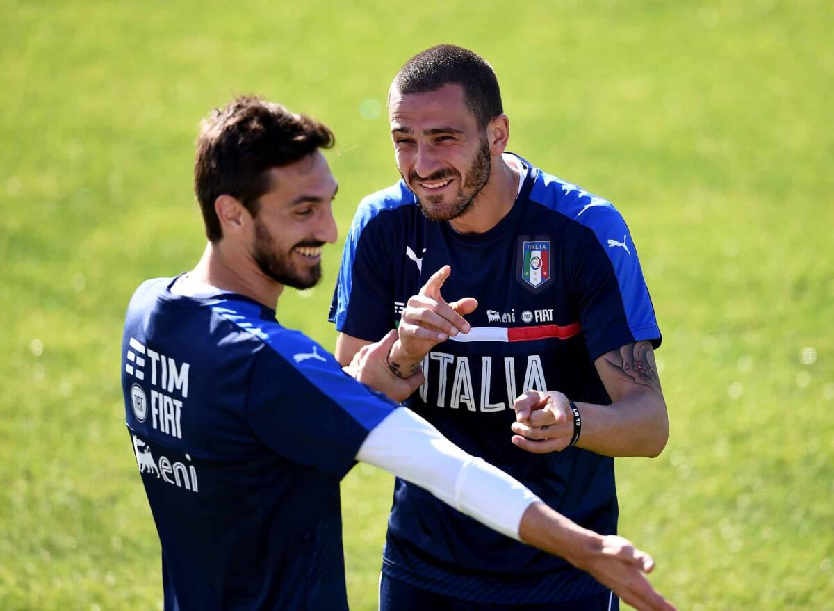 Anche Bonucci si unisce al cordoglio social per Astori: "Ciao amico" - FLORENCE, ITALY - MAY 25:  Leonardo Bonucci (R) and Davide Astori of Italy jokes during the Italy training session at the club's training ground at Coverciano on May 25, 2016 in Florence, Italy.  (Photo by Claudio Villa/Getty Images)