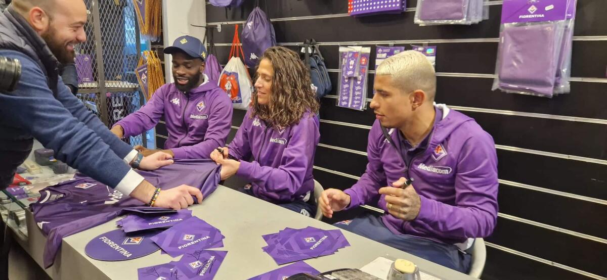 Grande entusiasmo al Fiorentina Store: bagno di folla per Dodò, Ikoné e Veronica Boquete - 