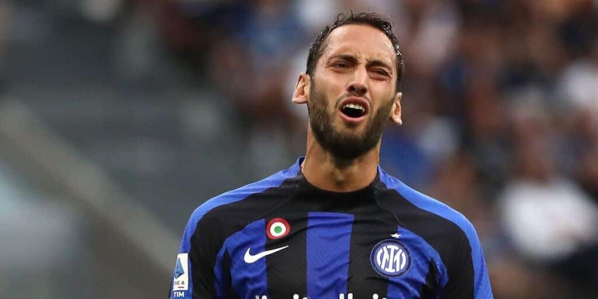 Una brutta notizia per l'Inter prima della Fiorentina: non ci sarà Calhanoglu, distrazione muscolare - MILAN, ITALY - SEPTEMBER 10: Hakan Calhanoglu of FC Internazionale reacts during the Serie A match between FC Internazionale and Torino FC at Stadio Giuseppe Meazza on September 10, 2022 in Milan, Italy. (Photo by Marco Luzzani/Getty Images)