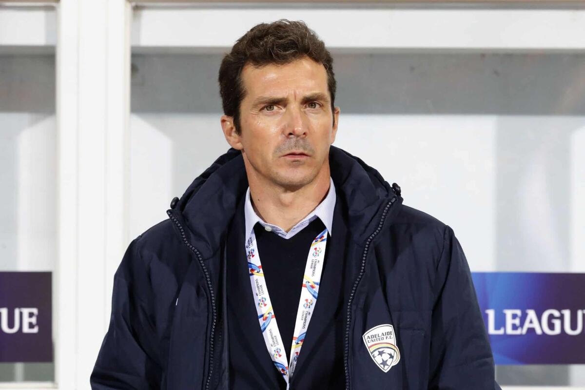 Amor: "Alla Fiorentina ho trascorso momenti bellissimi, i tifosi vivevano il calcio al massimo" - SEOGWIPO, SOUTH KOREA - APRIL 11:  Amor Guillermo, head coach of the Adelaide United looks on during the AFC Champions League Group H match between Jeju United FC and Adelaide United at Jeju World Cup Stadium on April 11, 2017 in Seogwipo, South Kore