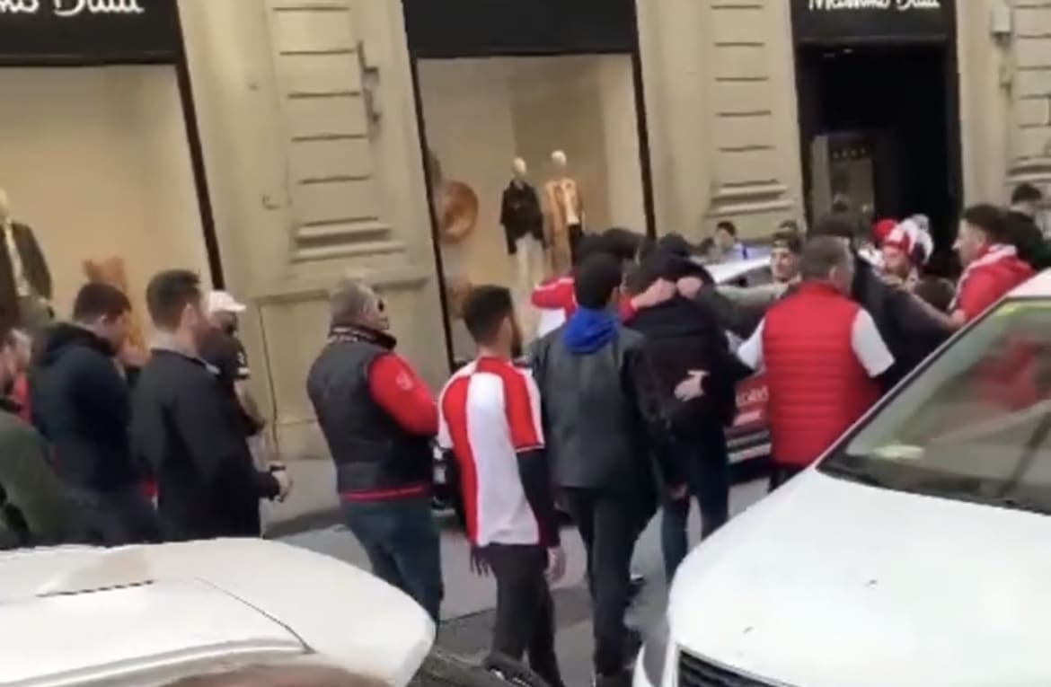 In attesa della sfida con la Fiorentina, i tifosi del Sivasspor cantano per le strade di Firenze. Il video