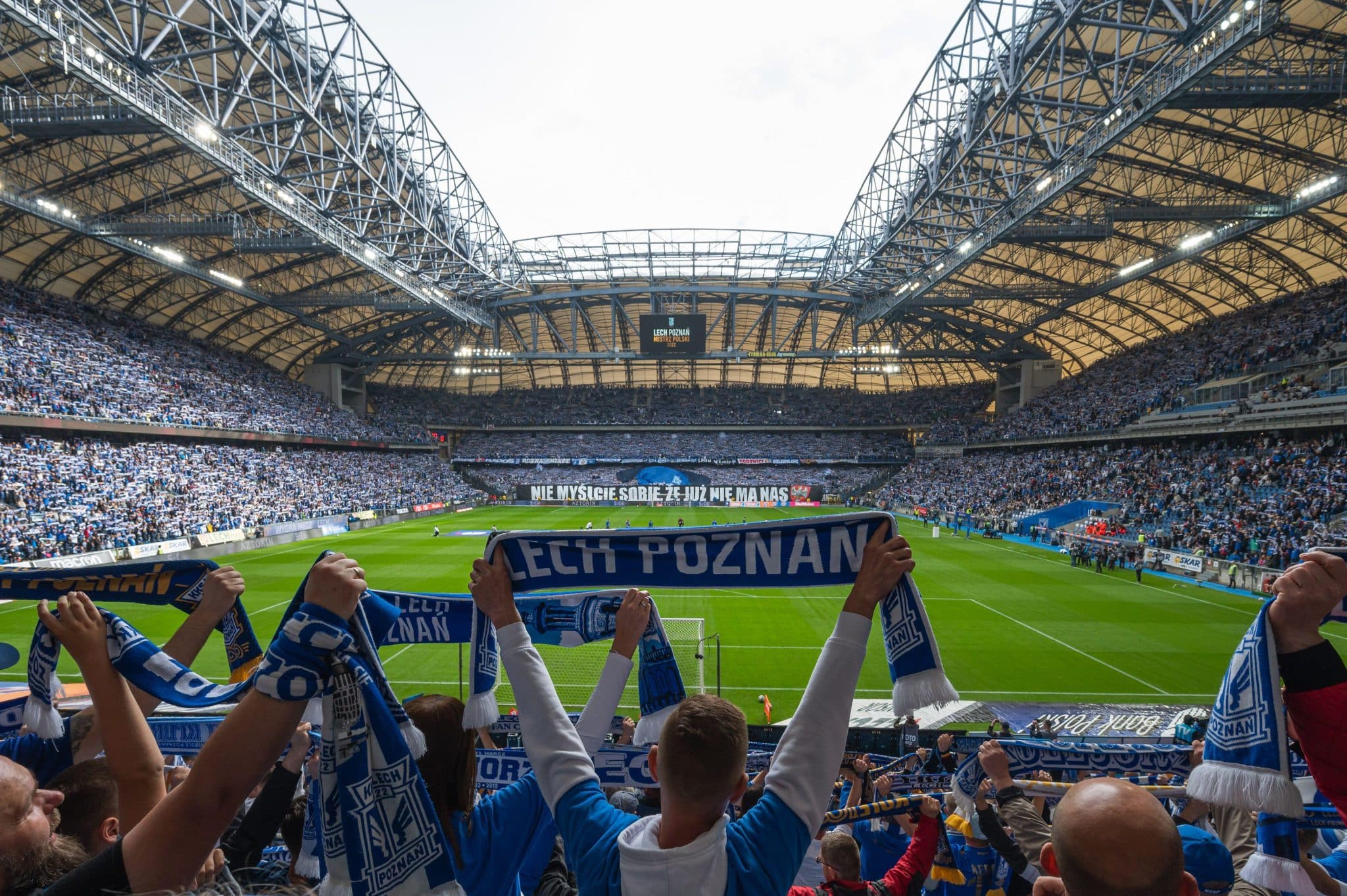 2J9JXG9 POZNAN, POLAND - MAY 21, 2022: Football match Polish PKO Ekstraklasa between Lech Poznan vs KGHM Zaglebie Lubin 2:1. Cheering supporters of Lech.