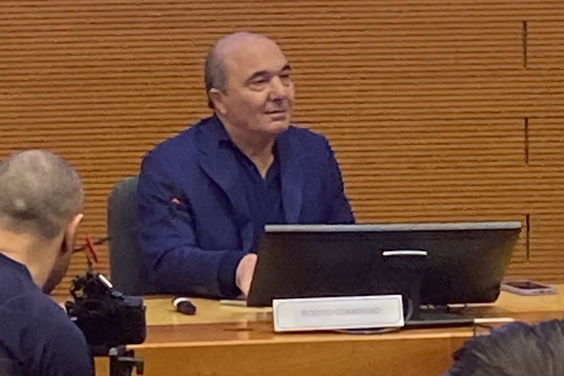 Commisso ha mostrato agli studenti i dati che dimostrano l'eccellenza della cessione di Vlahovic