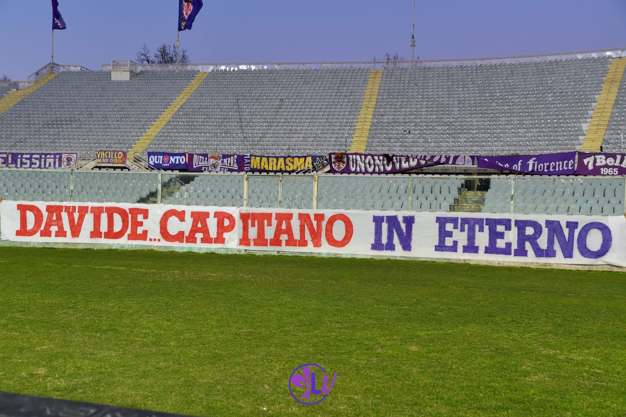 Striscione dedicato a Davide Astori