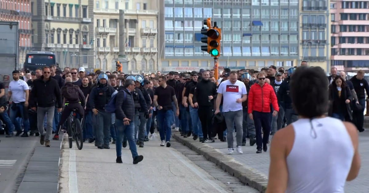 Scontri senza fine, i tifosi del Napoli tentano l'assalto all'albergo dove alloggiano tifosi Francoforte