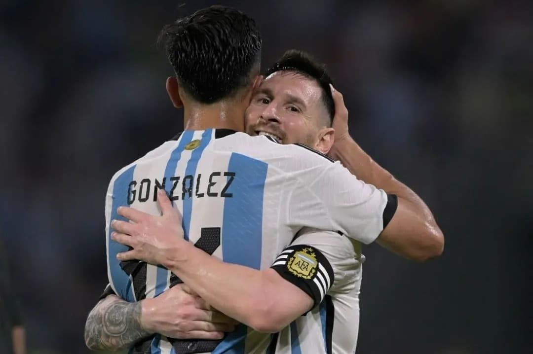 Nico Gonzalez show con l'Argentina. Titolare nel tridente, segna e fa l'assist per Leo Messi. Il video